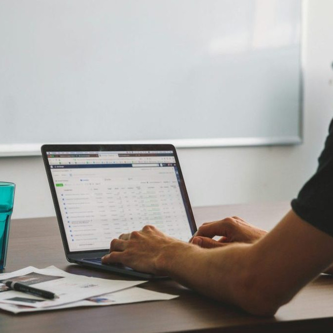 Ilustračná snímka muža pracujúceho na počítači.