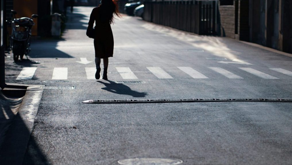 Na snímke sa žena prechádza po ceste.