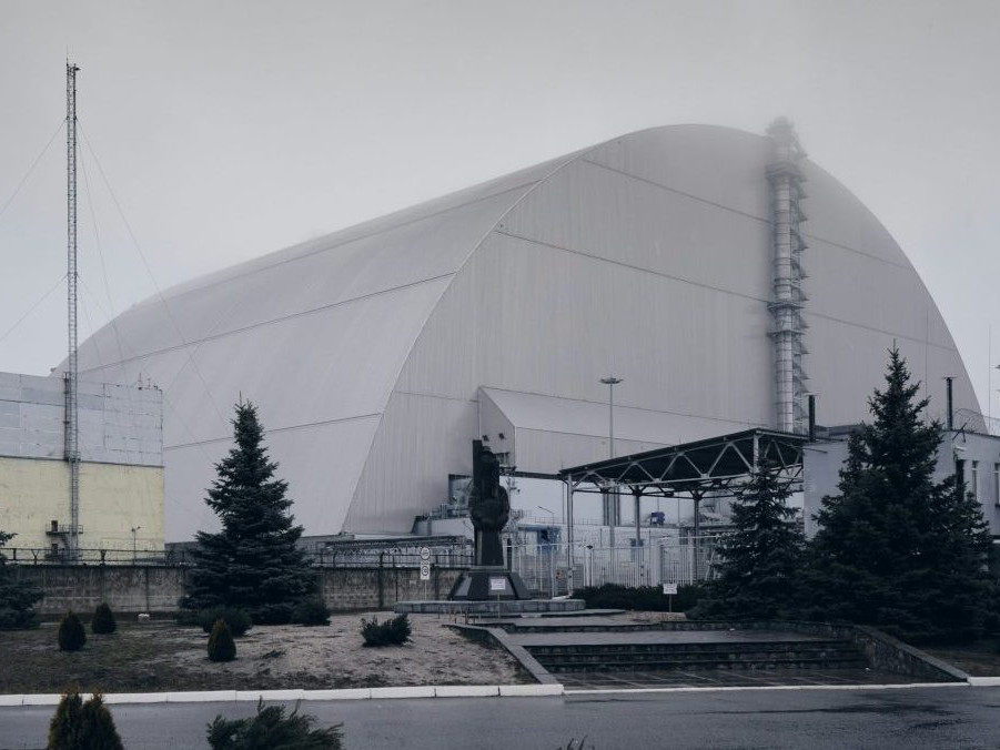 Na ilustračnej snímke kryt nad reaktorom v Černobile.