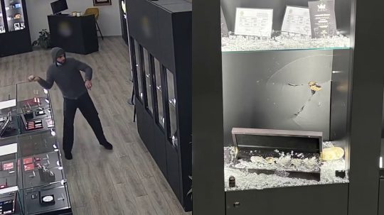 Na snímke muž kradne.