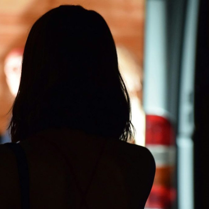 Na snímke silueta ženy.