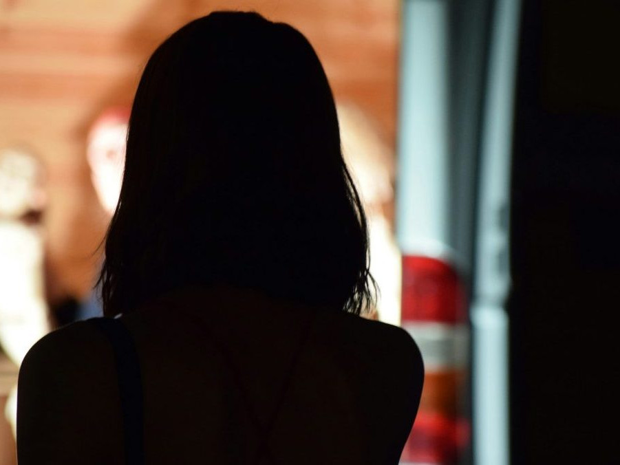 Na snímke silueta ženy.