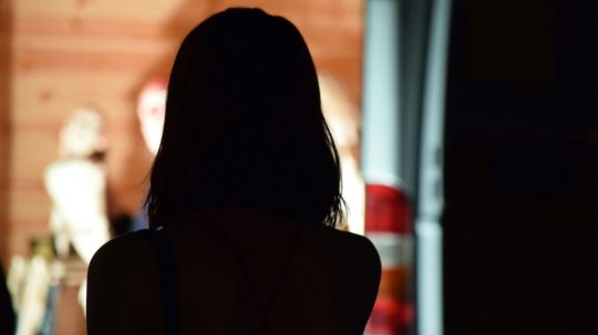 Na snímke silueta ženy.