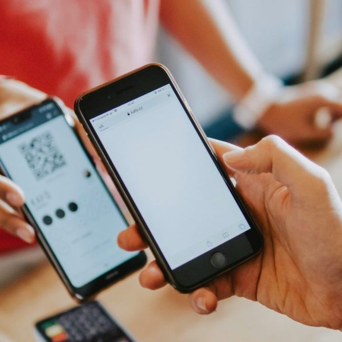 Predajcovia od budúceho roka musia umožniť klientom bezhotovostnú platbu, poslanci odklepli novelu zákona