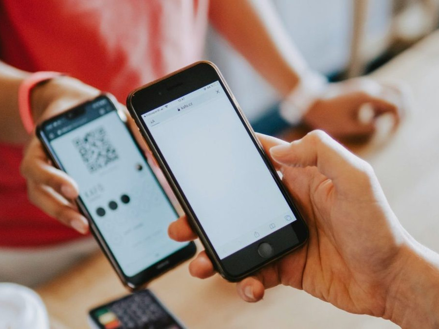 Predajcovia od budúceho roka musia umožniť klientom bezhotovostnú platbu, poslanci odklepli novelu zákona