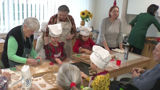 V Starej Ľubovni sa k seniorom pridali škôlkari. Spoločne premenili sociálne zariadenie na vianočnú pekáreň