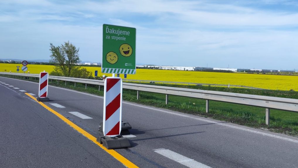 Na ilustračnej snímke uzavretá diaľnica.
