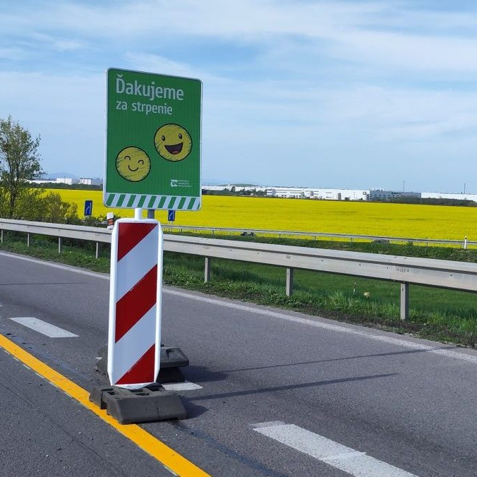 Na ilustračnej snímke uzavretá diaľnica.