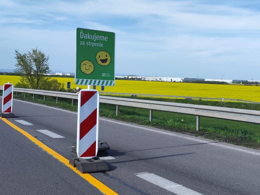 Na ilustračnej snímke uzavretá diaľnica.