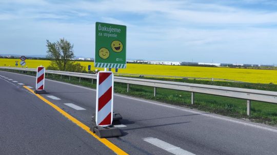 Na ilustračnej snímke uzavretá diaľnica.