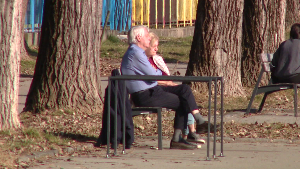 Seniori na lavičke.