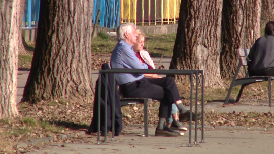 Seniori na lavičke.