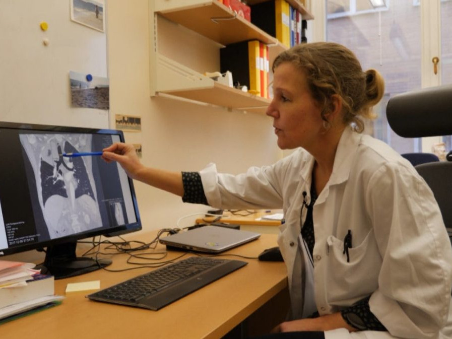 lekárka ukazuje na RTG snímok