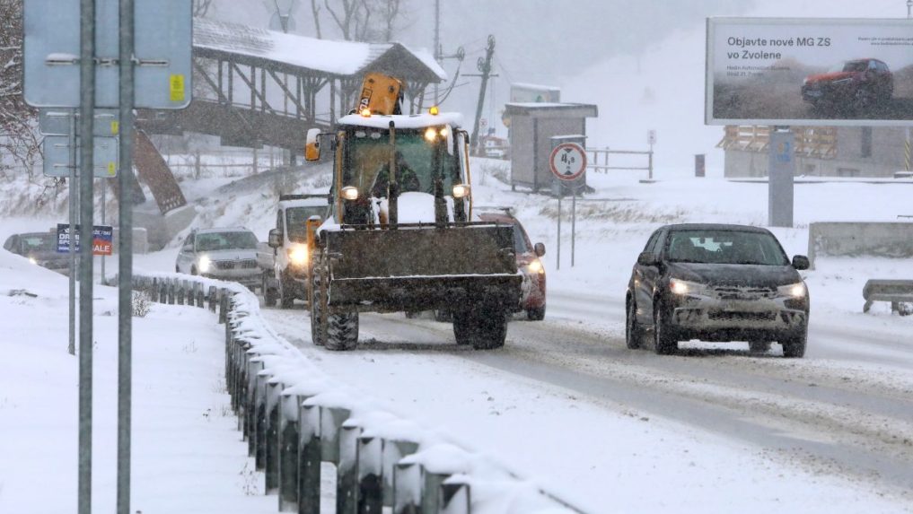 Na ilustračnej snímke zasnežený priechod Donovaly.