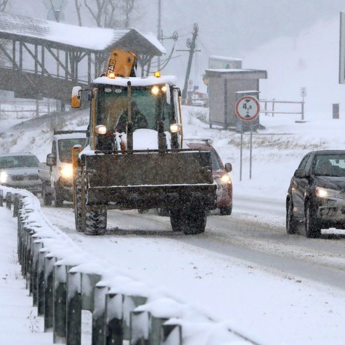 Na ilustračnej snímke zasnežený priechod Donovaly.