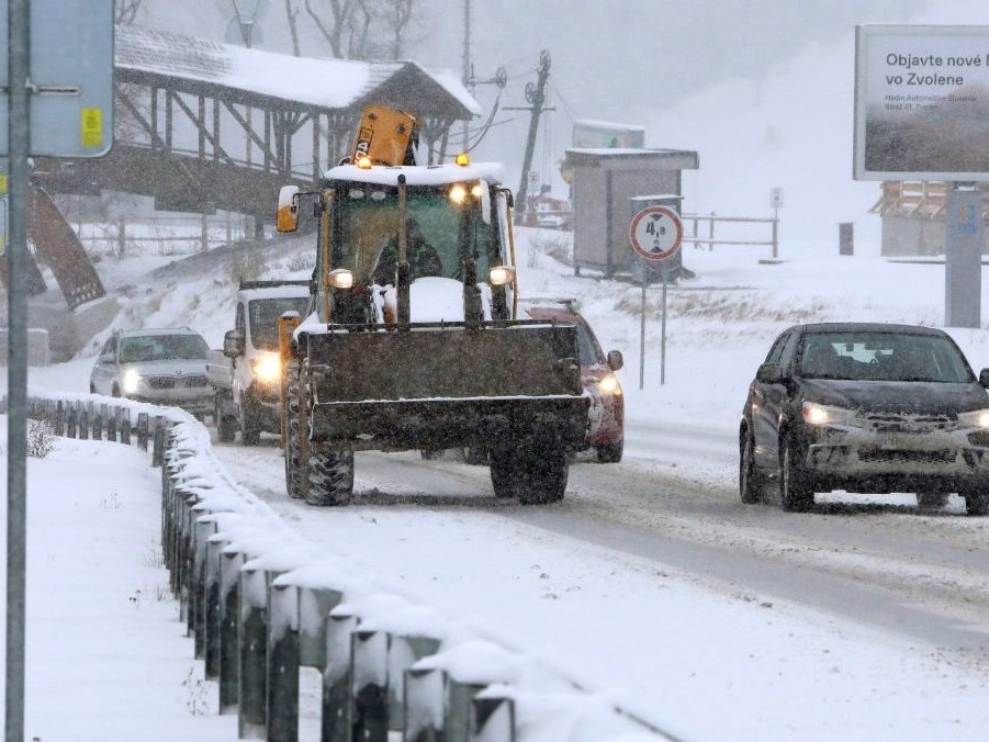 Na ilustračnej snímke zasnežený priechod Donovaly.