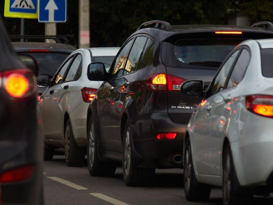 Na ilustračnej snímke autá v premávke.