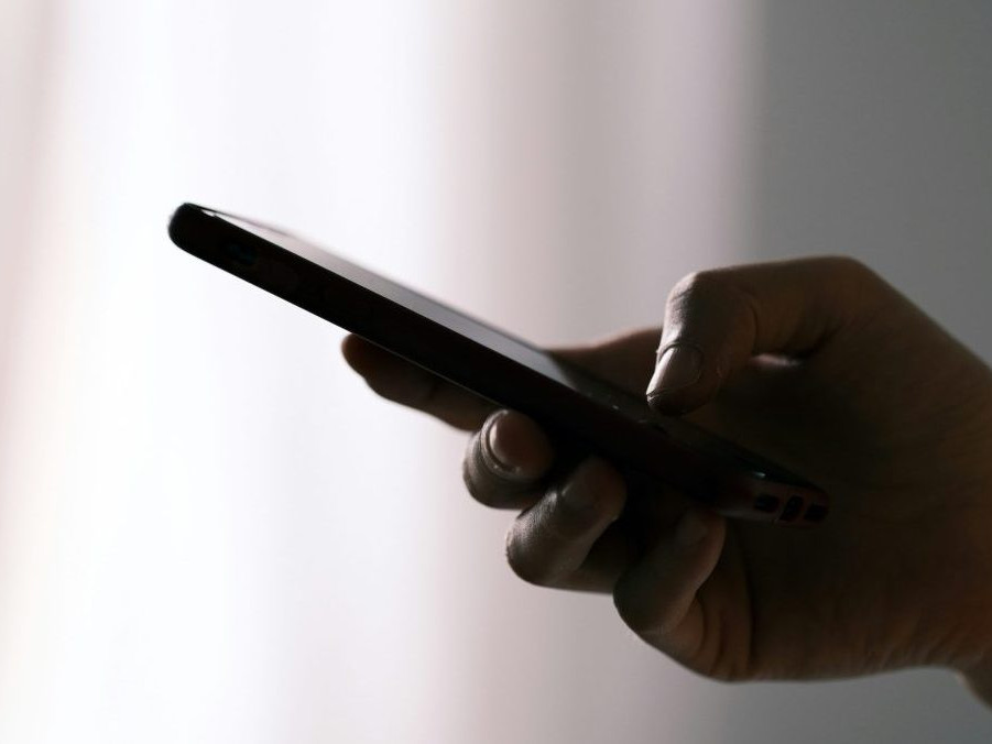 Ilustračná snímka používania mobilného telefónu.