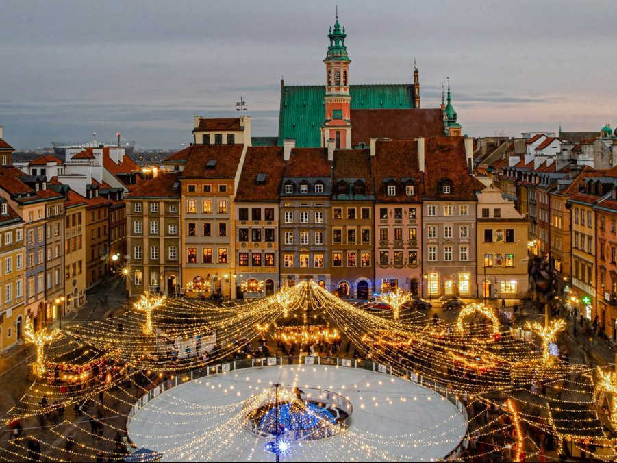 Vianočné trhy v centre poľskej metropoly.