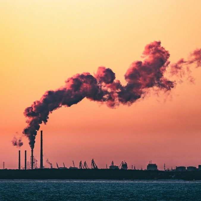 Na ilustračnej snímke dym stúpajúci z priemyselného areálu.