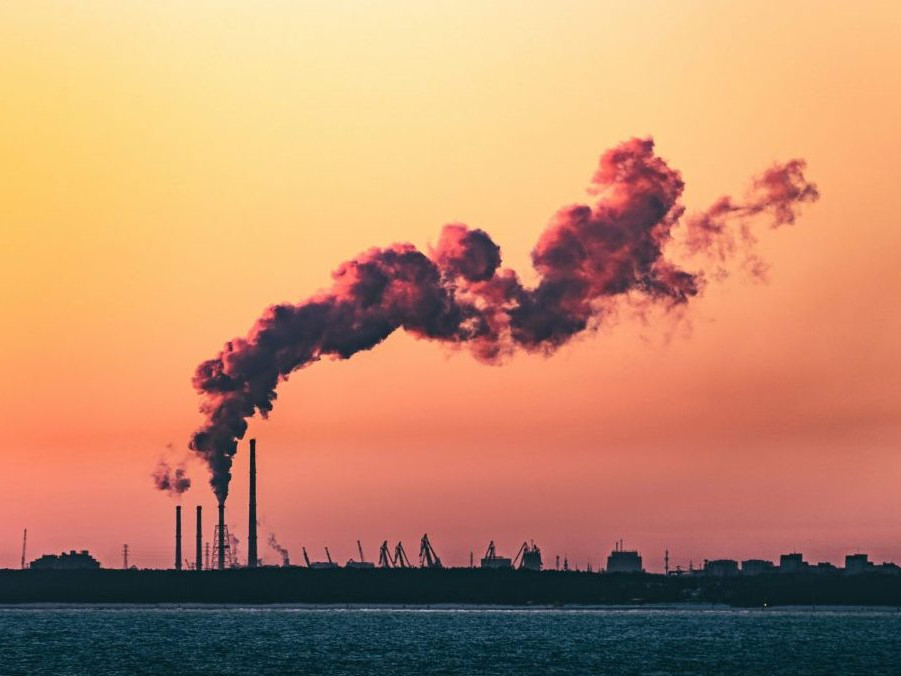 Na ilustračnej snímke dym stúpajúci z priemyselného areálu.