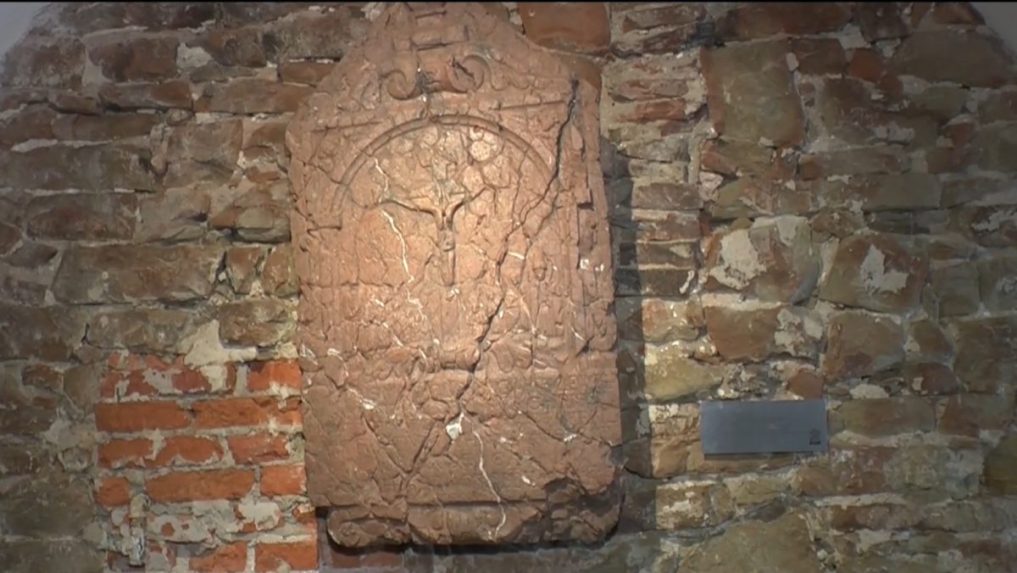 Na snímke zachránený epitaf.