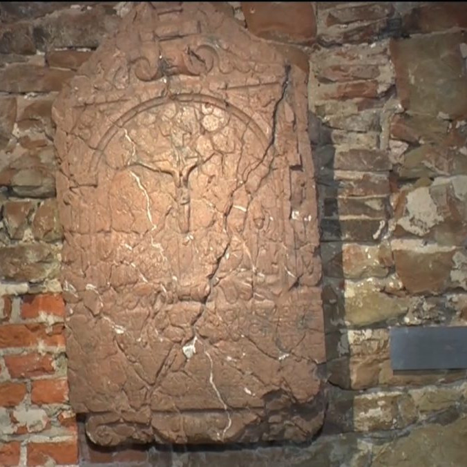 Na snímke zachránený epitaf.