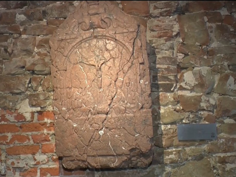 Na snímke zachránený epitaf.