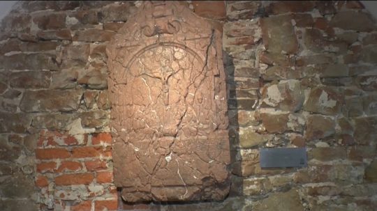 Na snímke zachránený epitaf.