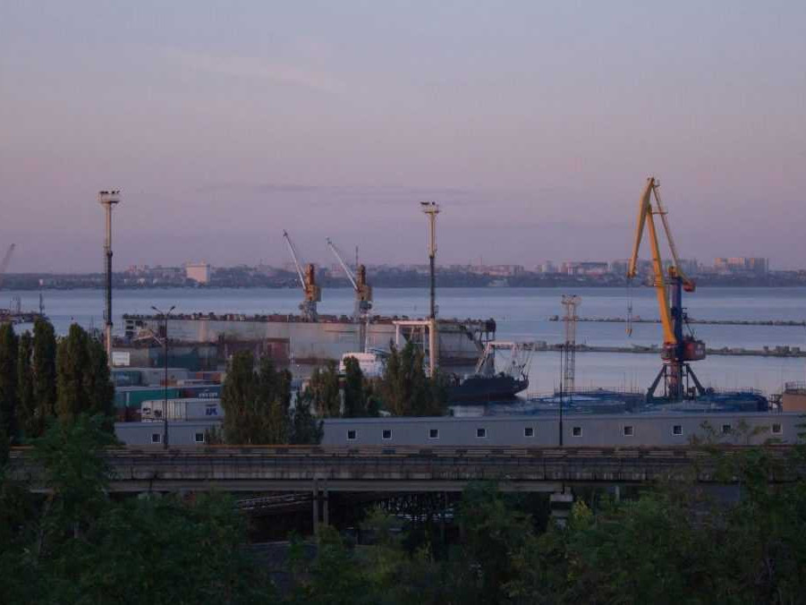 Na ilustračnej snímke prístav v meste Odesa.