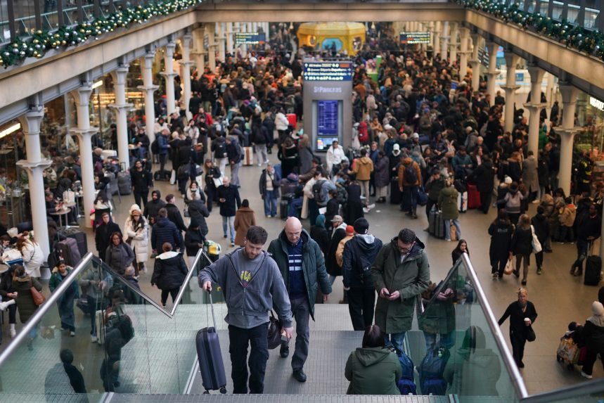 Na sn&Atilde;&Acirc;&shy;mke cestuj&Atilde;&Acirc;&ordm;ci na stanici v Lond&Atilde;&Acirc;&frac12;ne.