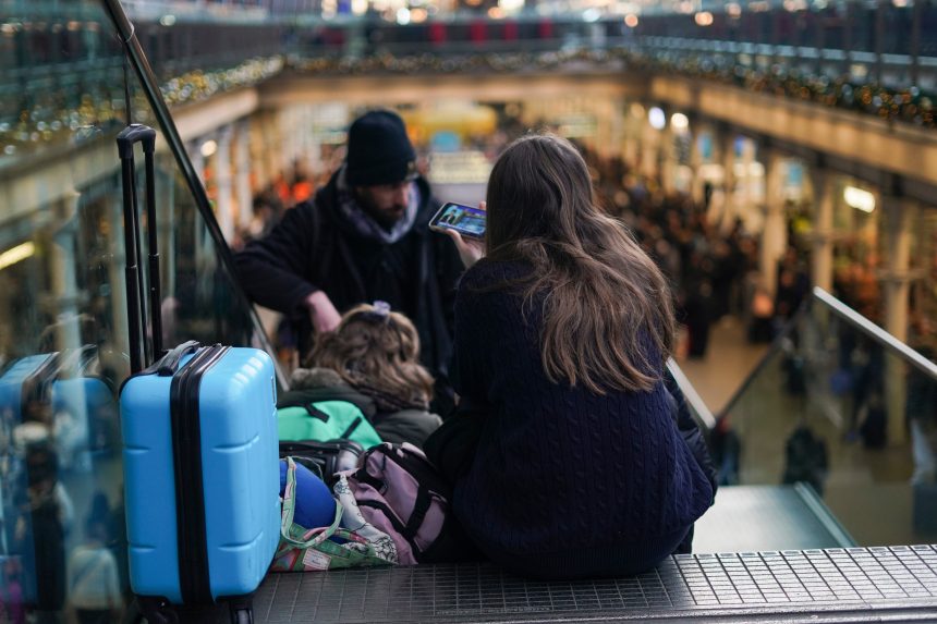Na sn&Atilde;&Acirc;&shy;mke cestuj&Atilde;&Acirc;&ordm;ci na stanici v Lond&Atilde;&Acirc;&frac12;ne.
