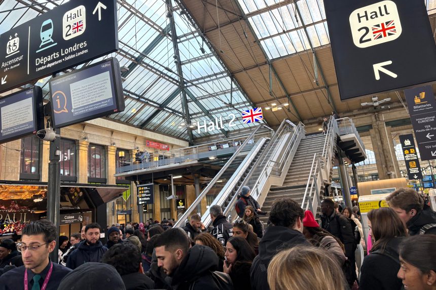 Na snímke ľudia čakajú na stanici Gare du Nord.