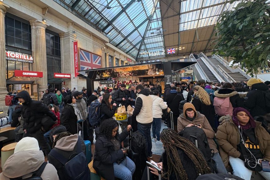 Na snímke ľudia čakajú na stanici Gare du Nord.