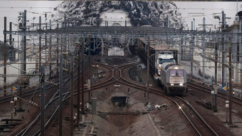 Na snímke vlak prichádzajúci z Londýna opúšťa tunel pod Lamanšským prielivom.