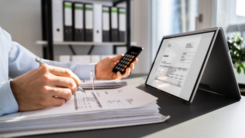 muž za počítačom