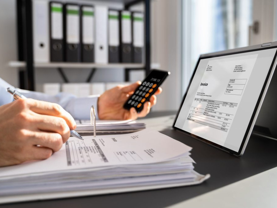 muž za počítačom