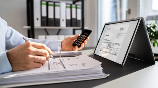 muž za počítačom