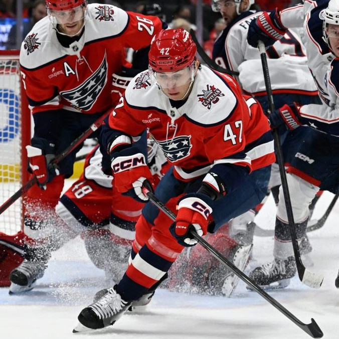 Na snímke Martin Fehérváry (uprostred) počas zápasu zámorskej NHL .