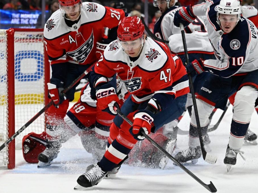 Na snímke Martin Fehérváry (uprostred) počas zápasu zámorskej NHL .