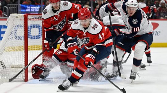 Na snímke Martin Fehérváry (uprostred) počas zápasu zámorskej NHL .