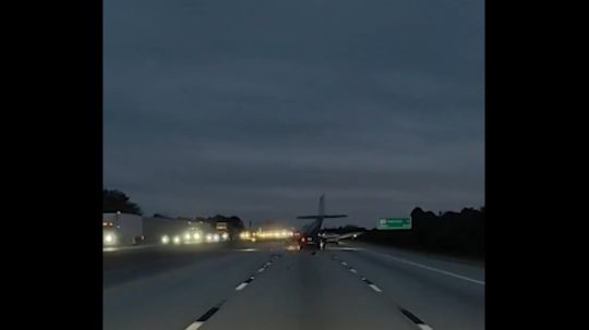 Na snímke nehoda lietadla a auta.