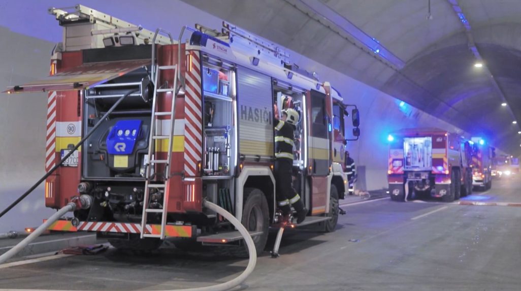 Hasiči zasahovali v tuneli Višňové.