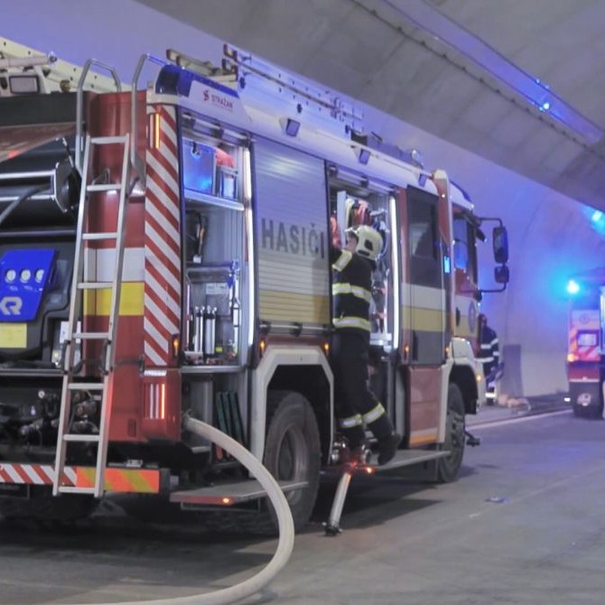 Hasiči zasahovali v tuneli Višňové.