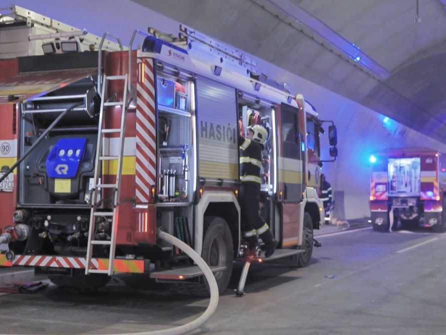 Hasiči zasahovali v tuneli Višňové.