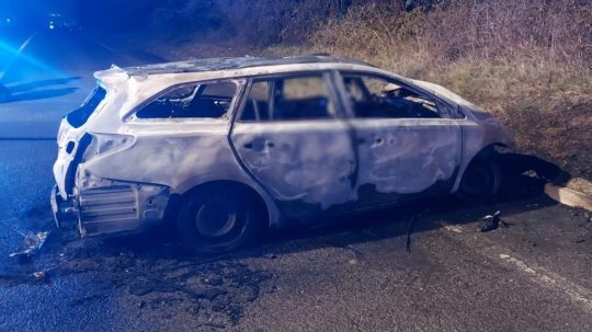 Havária, zhorené vozidlo pod mostom.