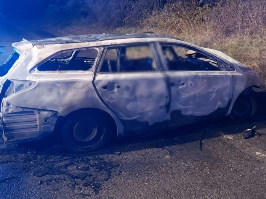 Havária, zhorené vozidlo pod mostom.