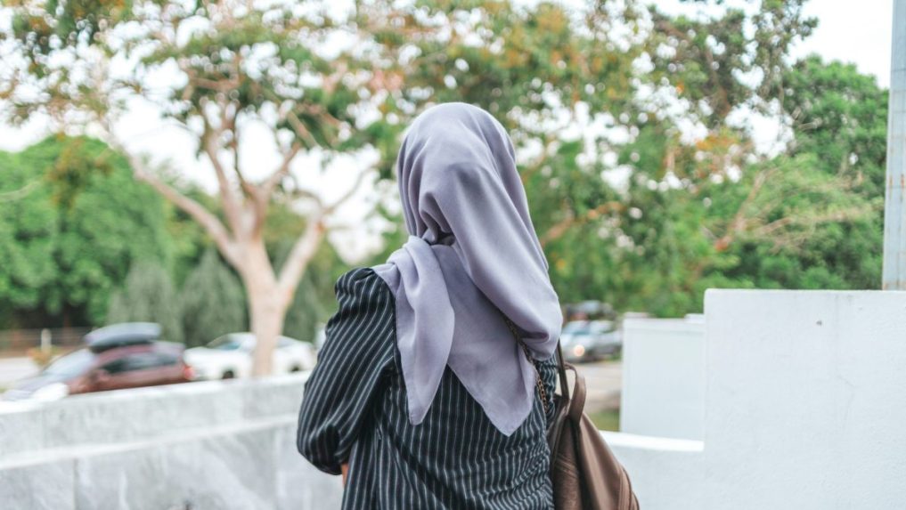 V Rakúsku schválili zákaz nosenia šatiek na školách pre dievčatá do 14 rokov. Rodičom bude hroziť vysoká pokuta