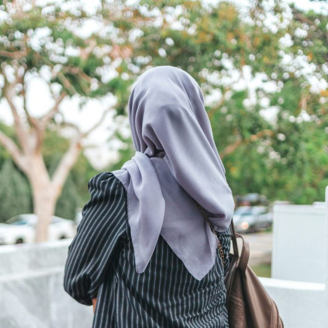 V Rakúsku schválili zákaz nosenia šatiek na školách pre dievčatá do 14 rokov. Rodičom bude hroziť vysoká pokuta