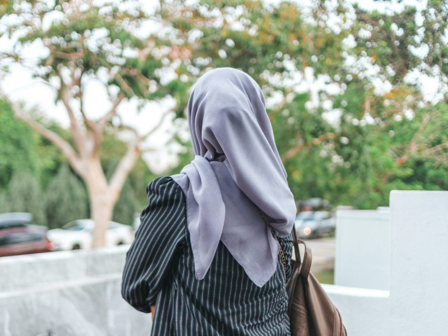 V Rakúsku schválili zákaz nosenia šatiek na školách pre dievčatá do 14 rokov. Rodičom bude hroziť vysoká pokuta